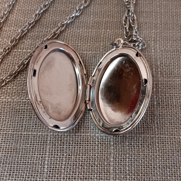 Vintage Silver Tone Etched Rose Locket Necklace 24" Long - Picture 4 of 7